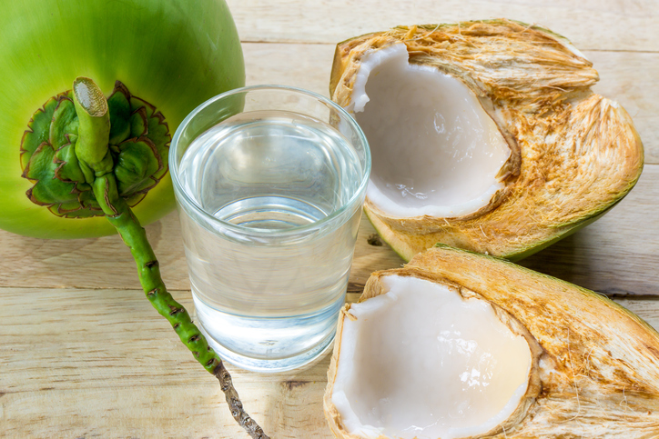 El agua de coco previene problemas digestivos y aumenta tus defensas