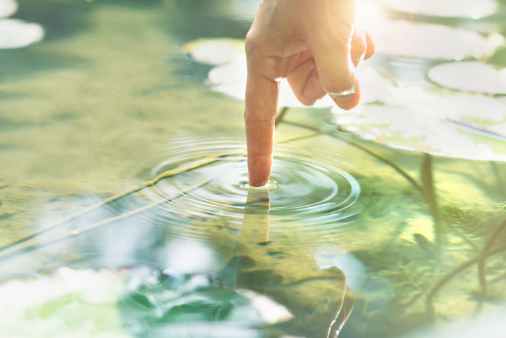 Beneficios del agua alcalina para la salud