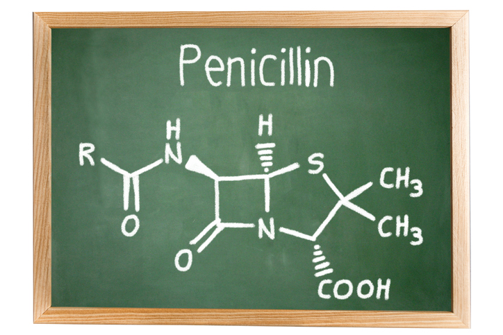 El primer antibiótico valioso que se descubrió fue la penicilina