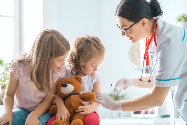 Vacunas necesarias para los niños que viajan al extranjero