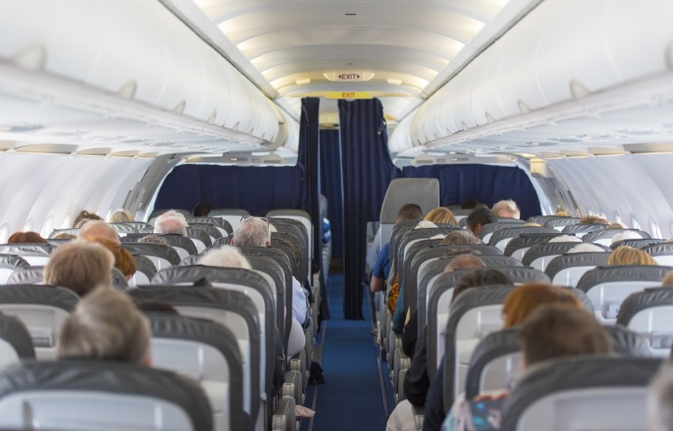 Cómo mantenerte activo si viajas en avión