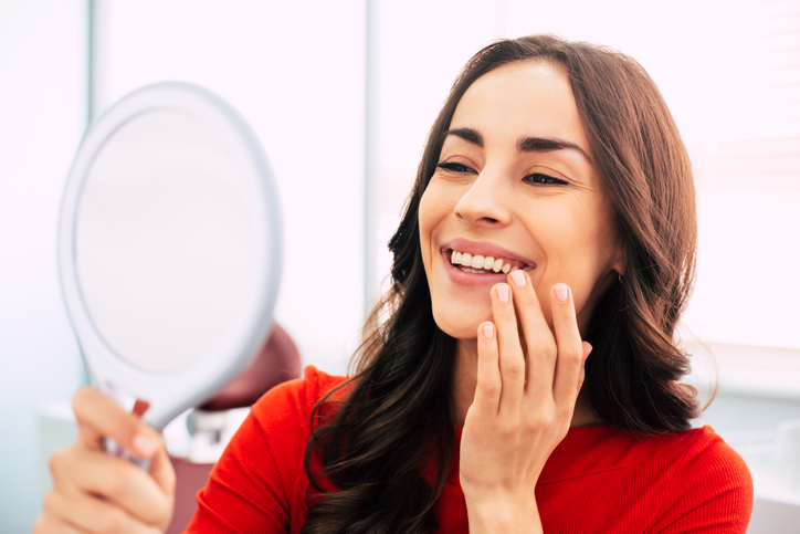 Cómo blanquear las manchas en los dientes