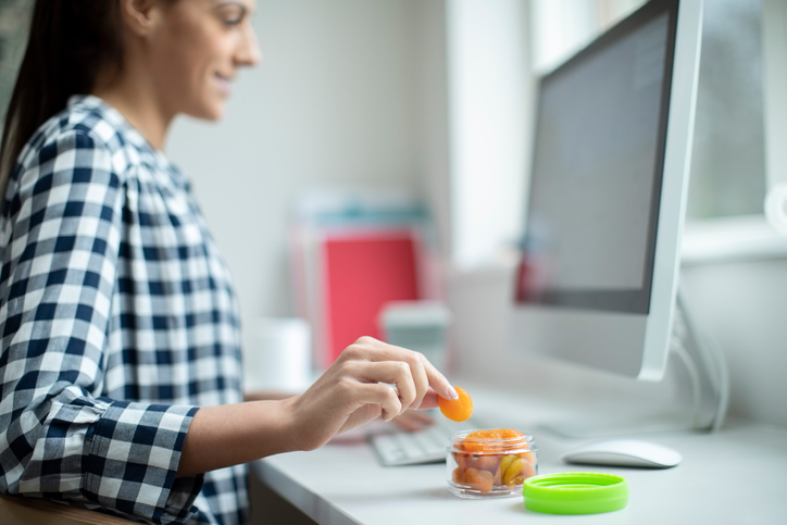 ¿Qué snacks saludables no pueden faltar en mi oficina?